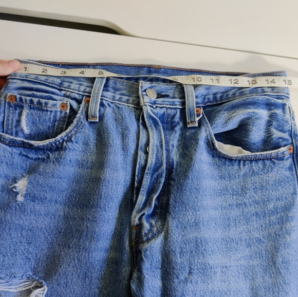 Levi's 501 Distressed Light Wash Crop Jeans - Picture 10 of 12